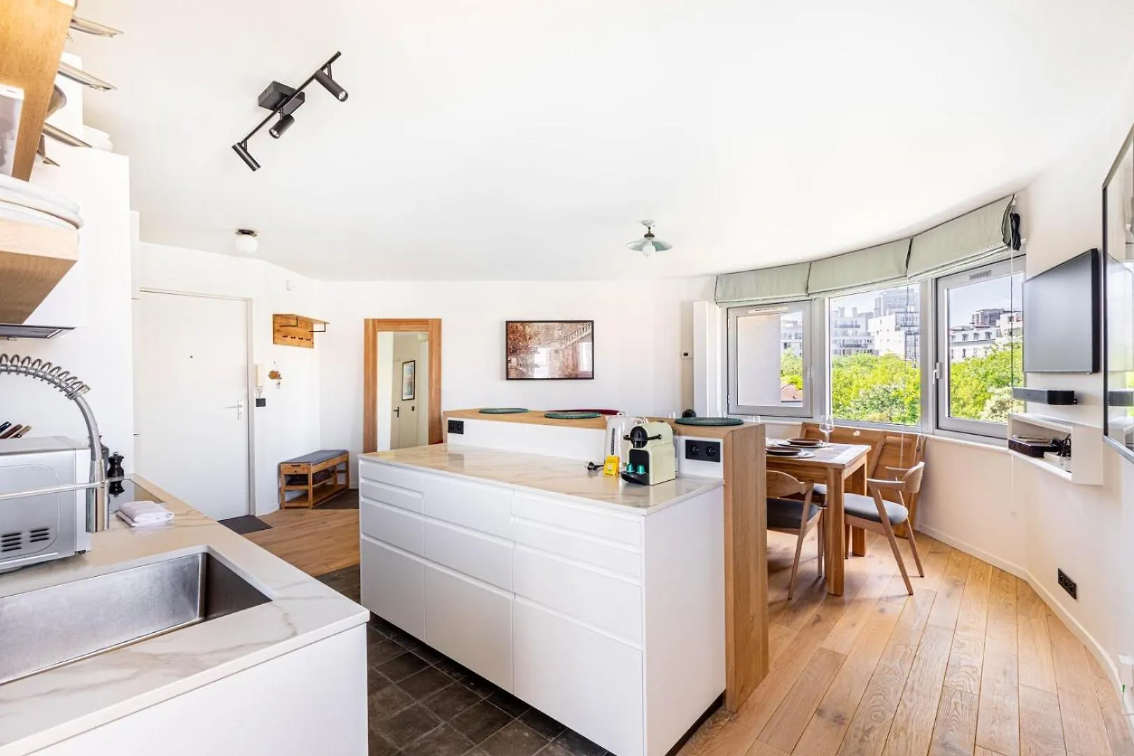 Guestready - Sunny Chic Retreat With Balcony Apartment Paris