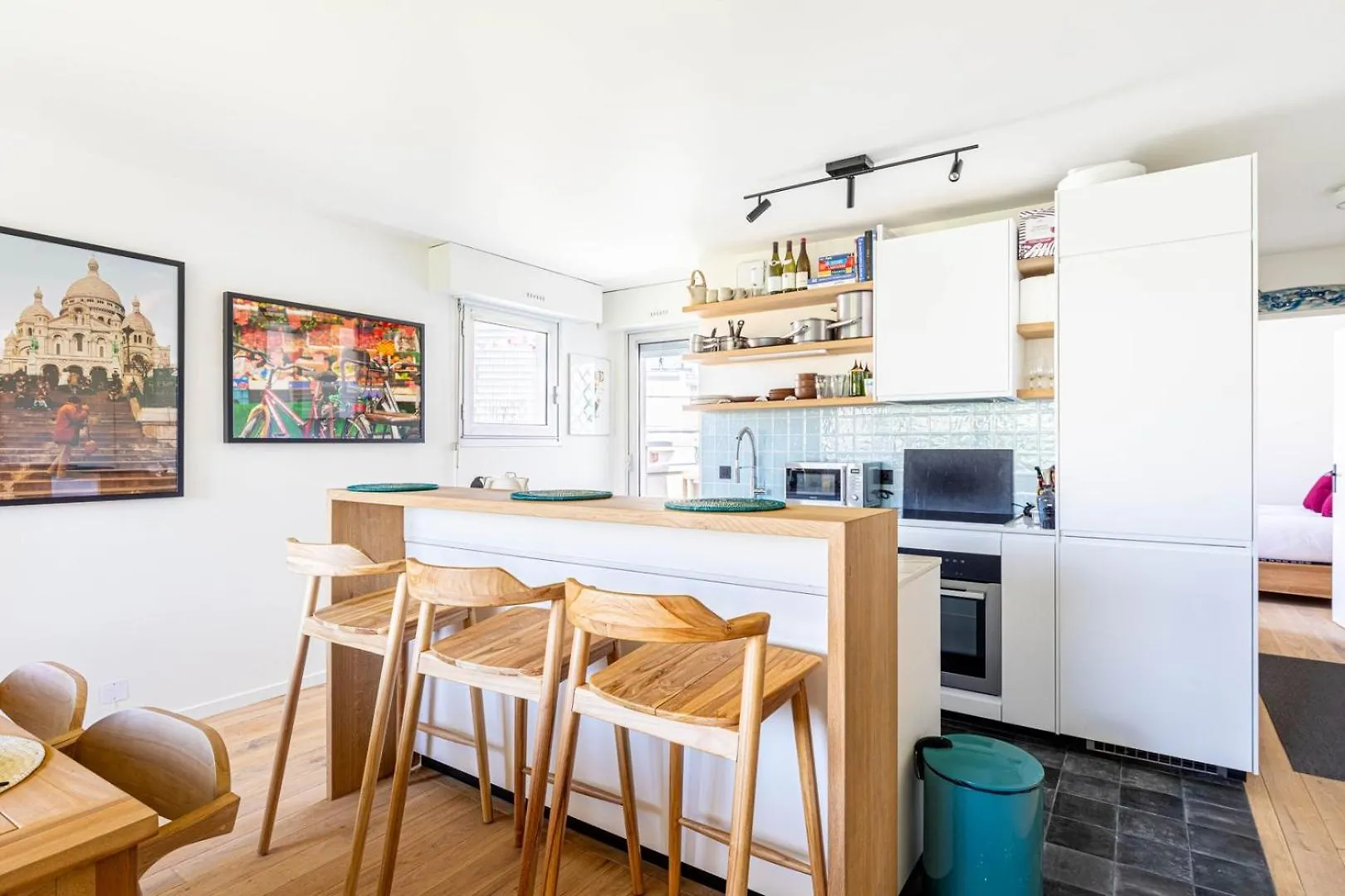 Guestready - Sunny Chic Retreat With Balcony Apartment Paris France